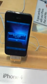 jailbreak appstore1 Хакер взломал iPhone 4 прямо в магазине Apple